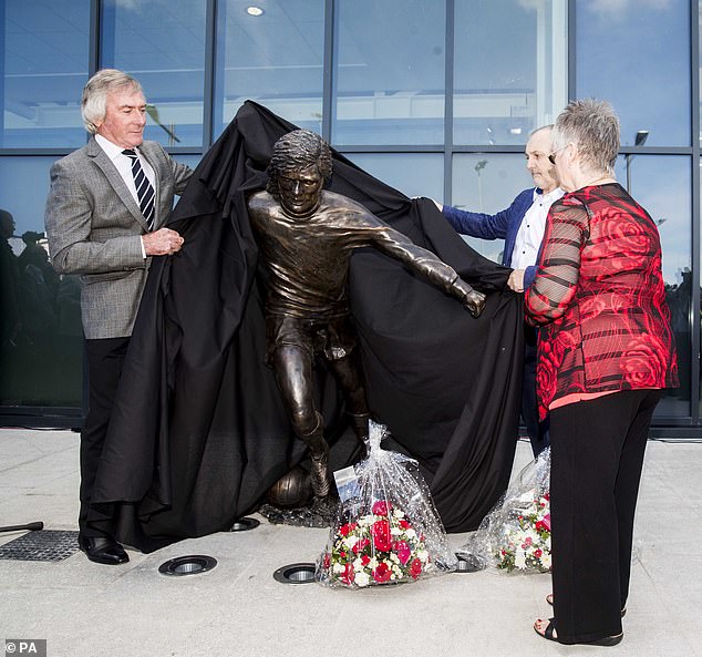 画风清奇！贝斯特雕塑太丑遭吐槽C罗梅西萨拉赫曾无一幸免