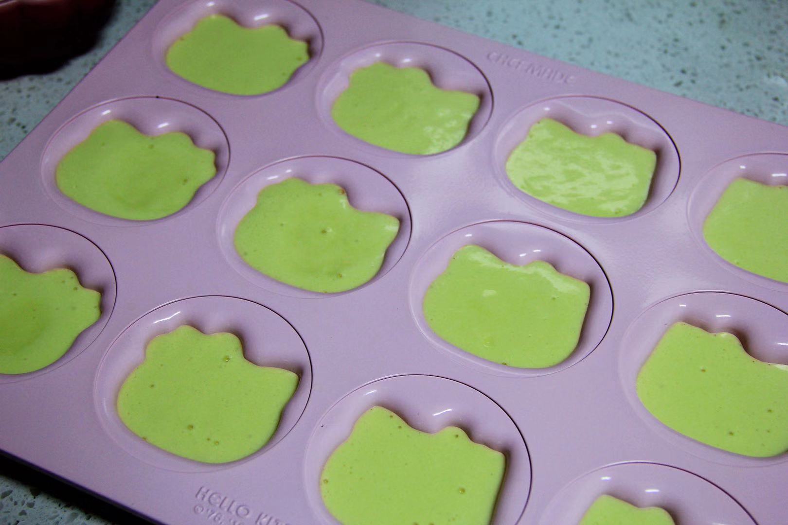 6-12岁儿童自己做蛋糕2个鸡蛋,蛋糕怎么做好吃只用牛奶不用面粉