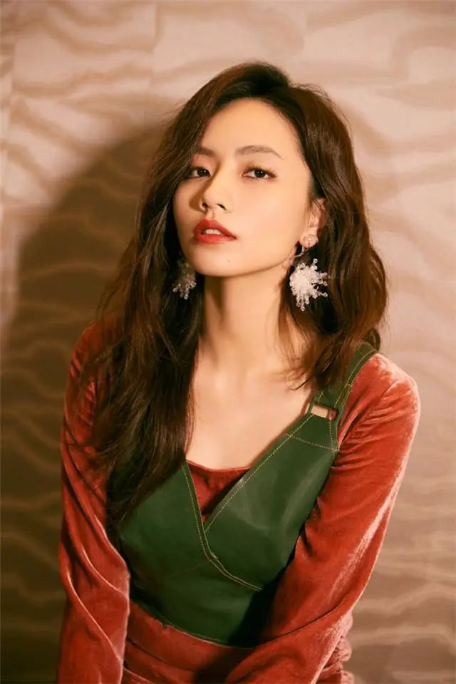 年轻的女人白头发梳什么发型,50岁发量少梳什么发型好看