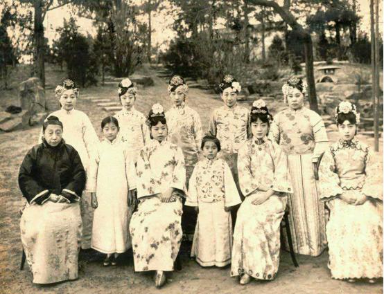 中国女性穿衣传统,现在的女性穿衣有多自由