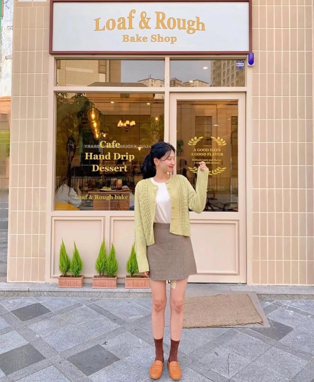 奶奶衫配半裙时髦保暖又有气质,2020早春穿奶奶衫超美