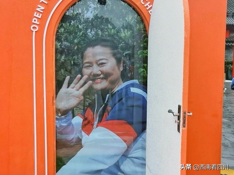 街头惊现任意门,成都街头惊现另类路人