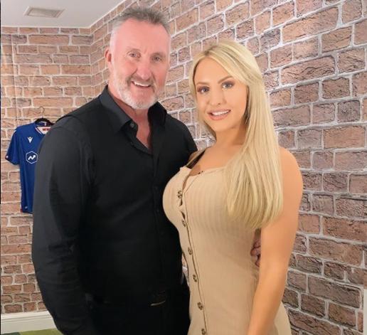 英超球迷有眼福！美女记者驾到傲人身材不敢多看