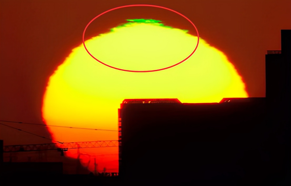 太阳变绿了！厦门天空出现“绿闪”奇观，这是大自然的预兆吗？