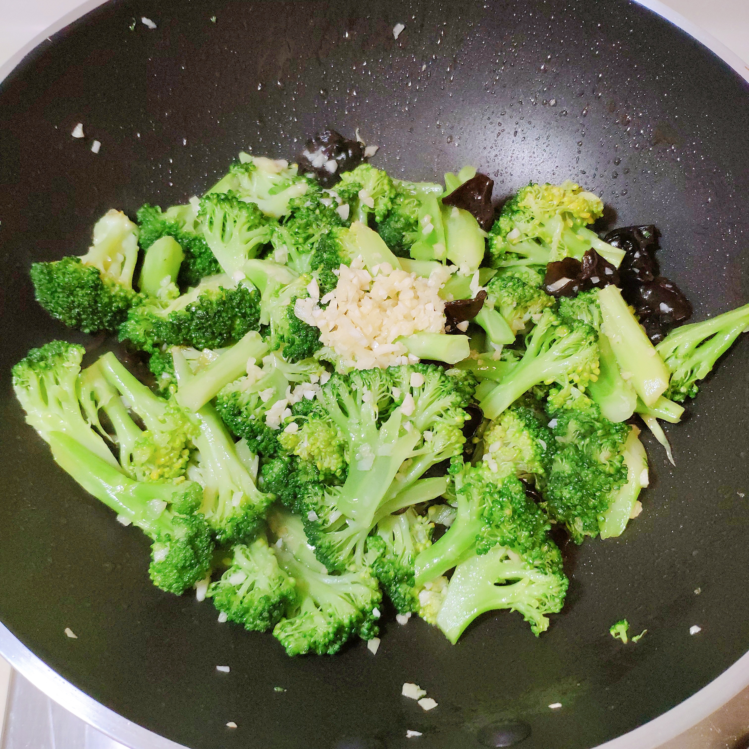 炒西兰花青翠不发黄，关键的1步不能省，清爽不油腻，多吃也不胖