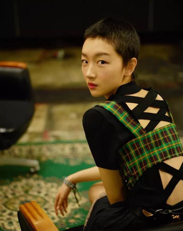 易烊千玺周冬雨壁咚照片,易烊千玺与周冬雨曝光照片