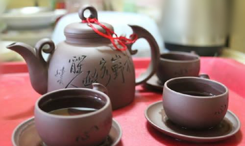 瓷茶壶紫砂茶壶,白瓷茶壶和紫砂茶壶