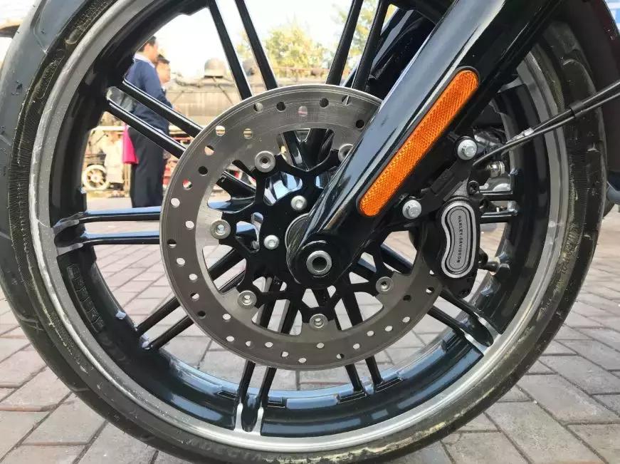 哈雷breakout突破者评测,哈雷突破者骑行体验