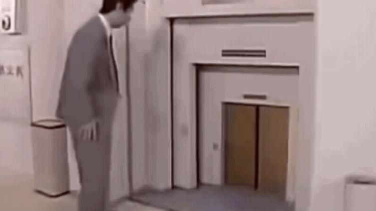 搞笑GIF:女朋友问我是什么，我说是洗衣粉，她怎么把我拉黑了？