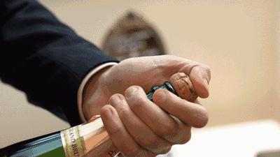 被香槟酒瓶塞打懵是一种什么体验？沙雕们纷纷给出答案