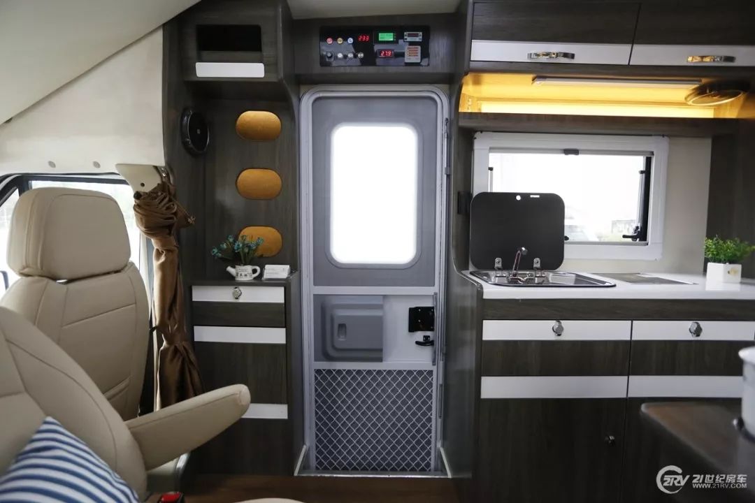 房车大全20-30万的小型c型房车,飞翔房车入门级b型房车价格