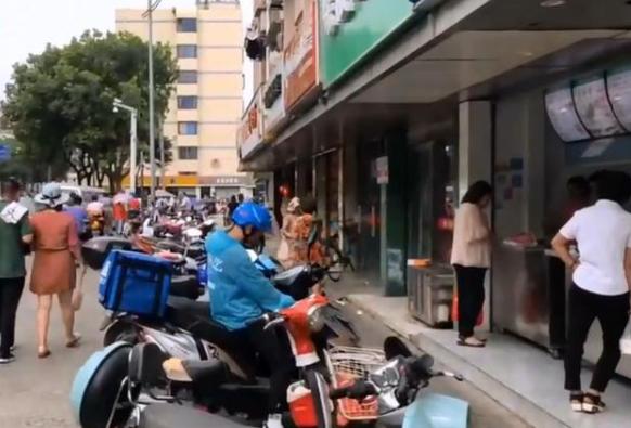 湖北荆州夫妻，在昆山做小本生意，米饼2元一对，生意火爆