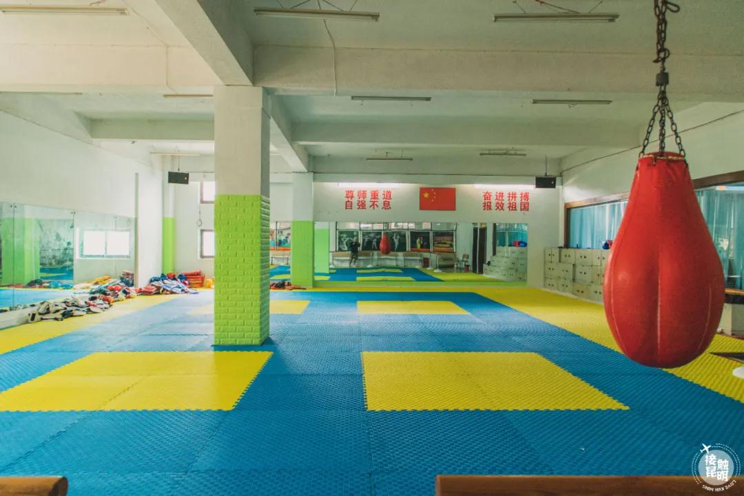 一座昆钢城半部云南史,昆明拓东体育馆和贺龙体育馆