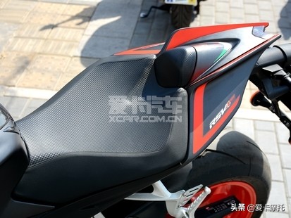 小姐姐骑着粉红色的仿赛摩托车,仿赛摩托车低座推荐