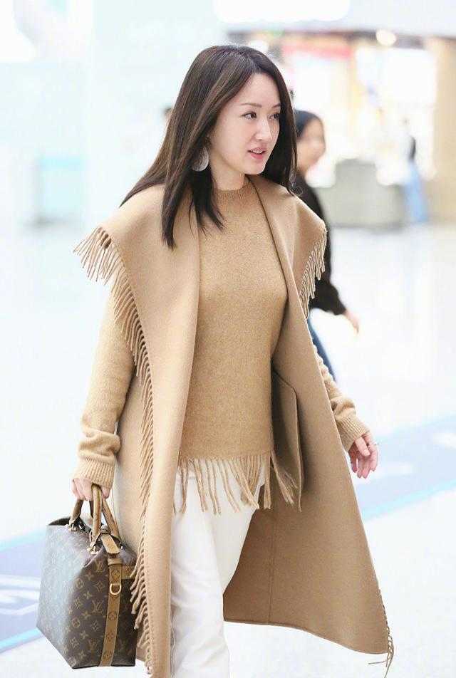 杨钰莹身穿黑色小西装打底晒美照,杨钰莹的这身穿搭就很有设计感