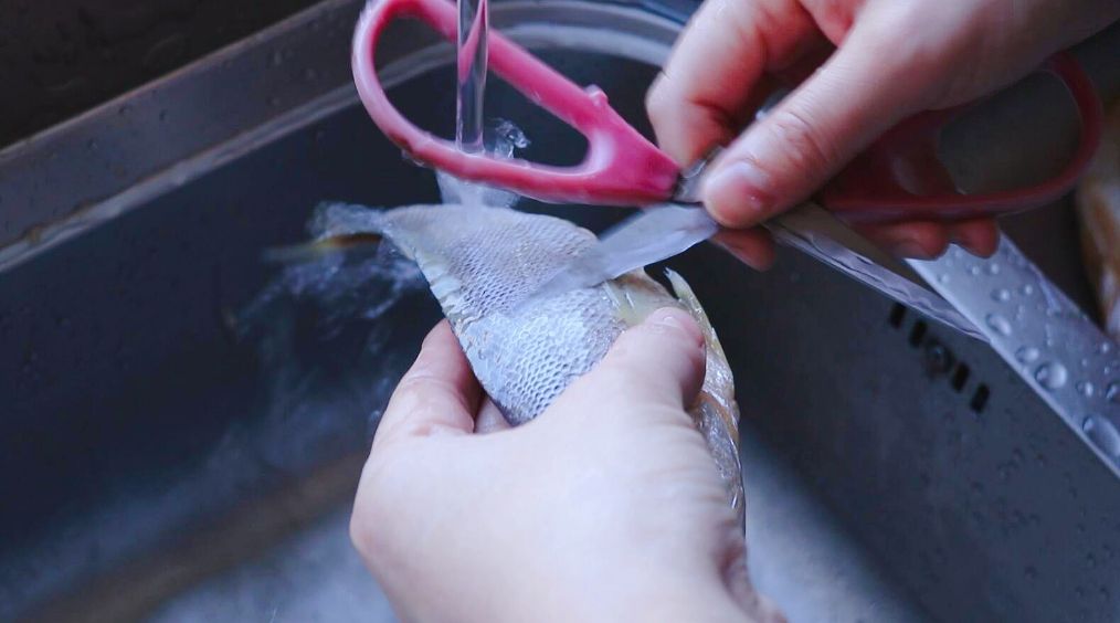 红烧黄鱼鱼肉鲜嫩不粘锅不破皮,黄鱼如何做最好吃