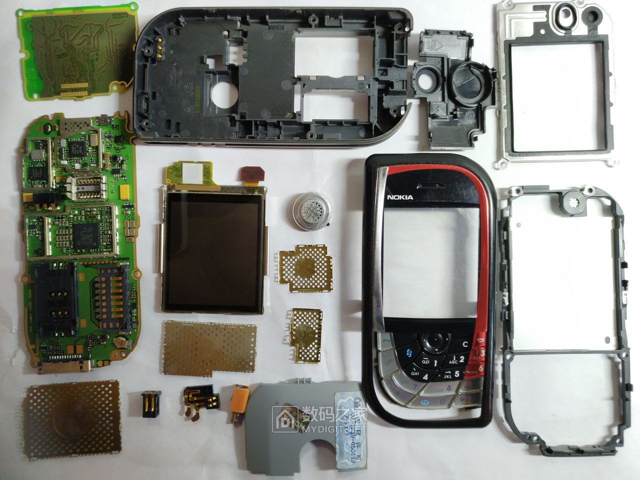 十五年前的直板机皇诺基亚NOKIA7610拆解，时代艳惊四座的设计！