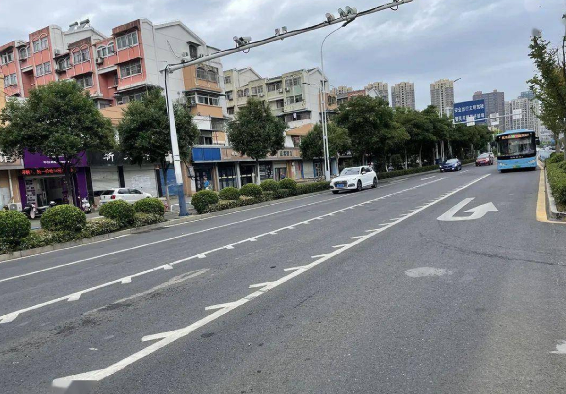 所有车道都是锯齿车道什么意思,有锯齿车道是什么意思