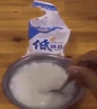 搞笑GIF开心一刻：你这日子不容易，吃大米粥配食盐