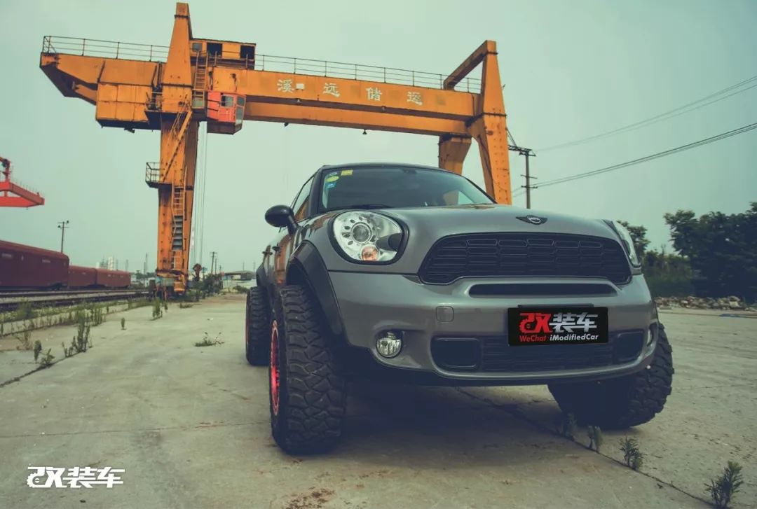 网友花费十几万，把MINI乡下人爆改成大脚怪