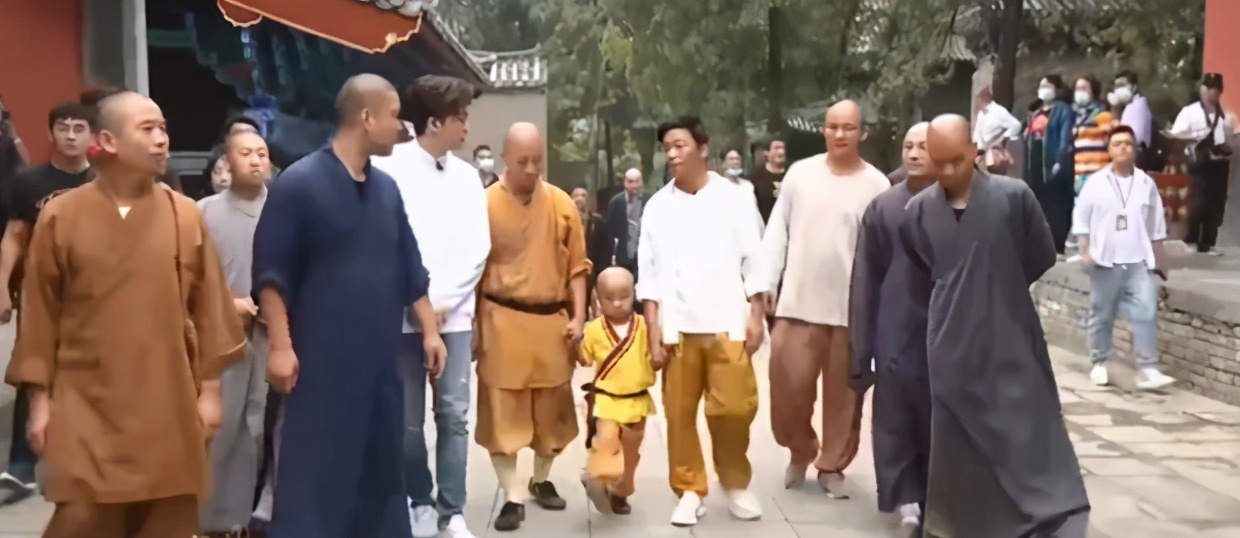 王宝强现身少林寺喊话,王宝强重回少林寺大秀拳法