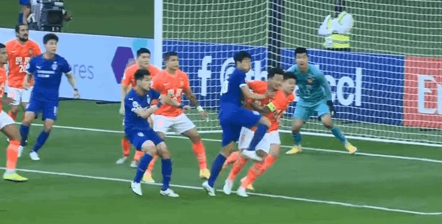 足球惊险一幕,张琳芃赛后流泪