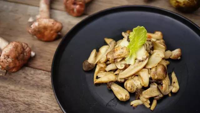 他在大理租下23个足球场大的地方，种菜、养牛、建农场日子过成诗