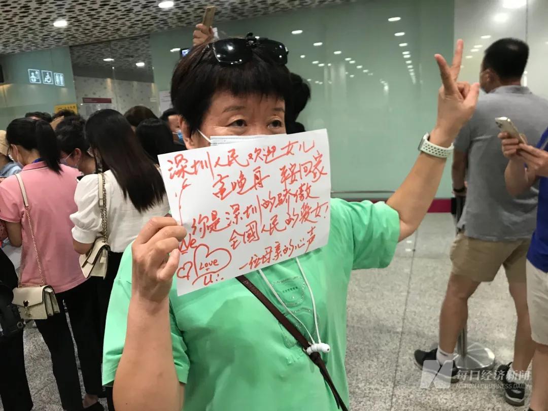 昨晚到家！孟晚舟胸前一个细节冲上热搜！