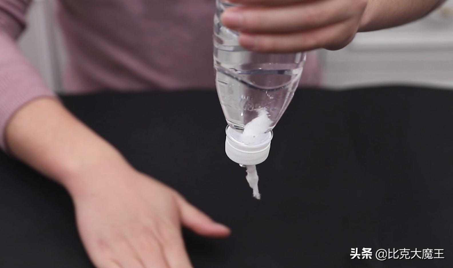 如何用塑料瓶做自动浇花神器,用塑料瓶做自动浇花器