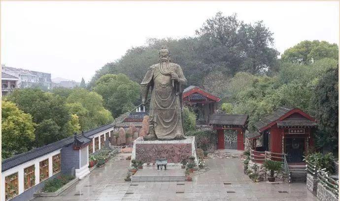 云南石雕关公人物雕像,关公雕像佛纹寓意