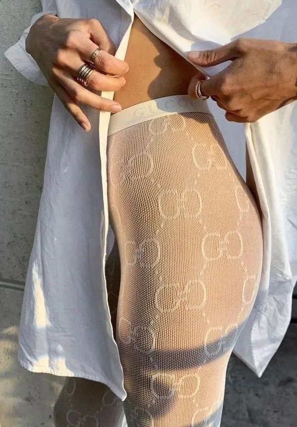 她是因为想要*引勾**男性才作如此打扮？