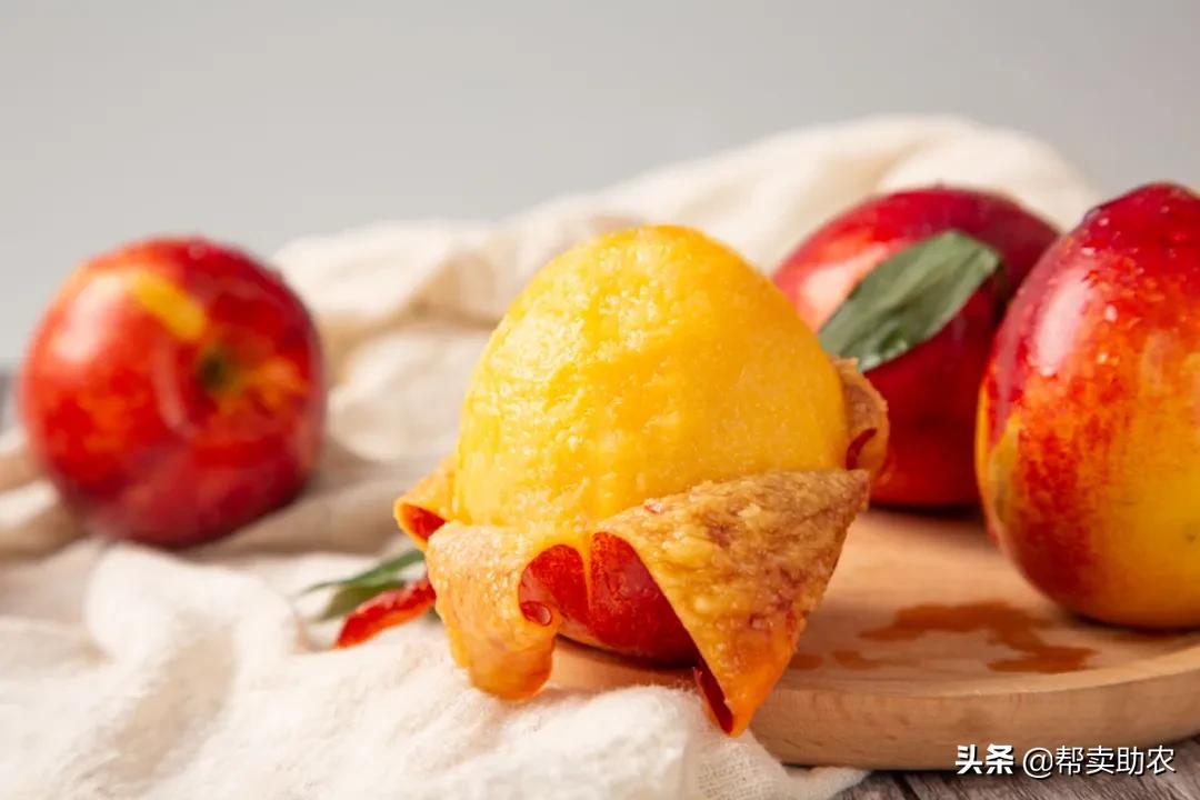 油桃脆甜多汁爽口,一口下去黄桃果肉绵密清爽冰沙