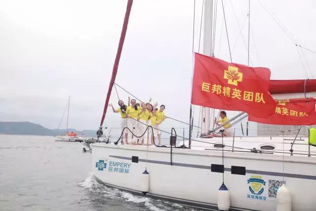 巨邦快乐集结号丨看见了，其中一艘游艇上，是我们的船长大舅哥