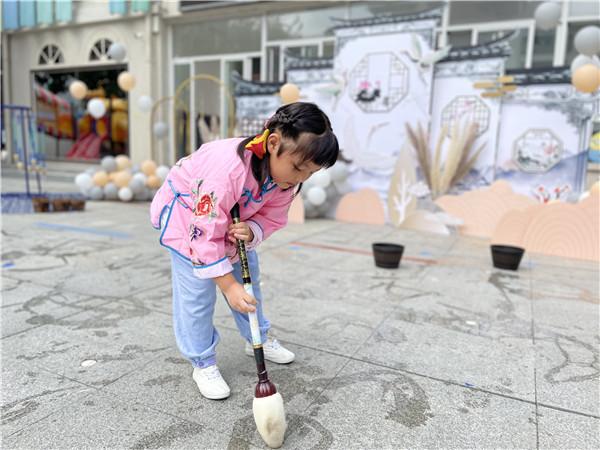 笔墨纸砚润童心，书香画韵趣国庆节：合肥市宿州路幼儿园迎国庆节活动