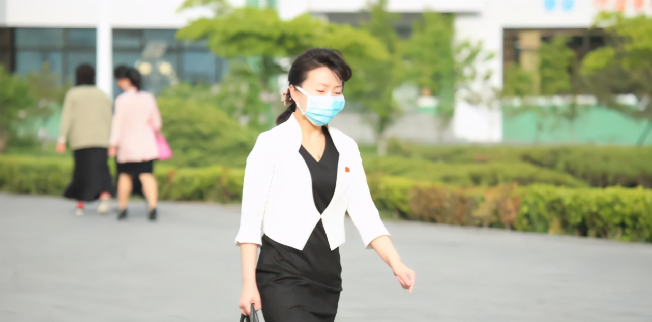 朝鲜观察平壤姑娘的时尚超乎想象,朝鲜女孩街头采访