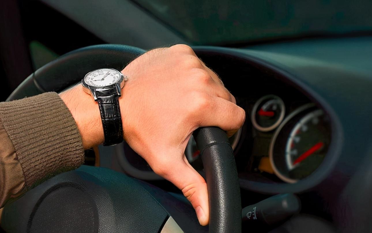 油表灯亮了怎么调省油,cs55油表灯亮了还能跑几公里