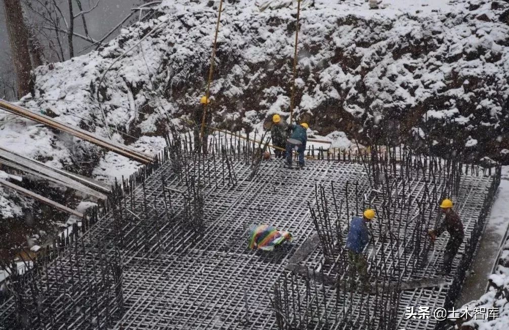 冬季浇筑混凝土应注意什么,冬季混凝土浇筑后多久时间内保温