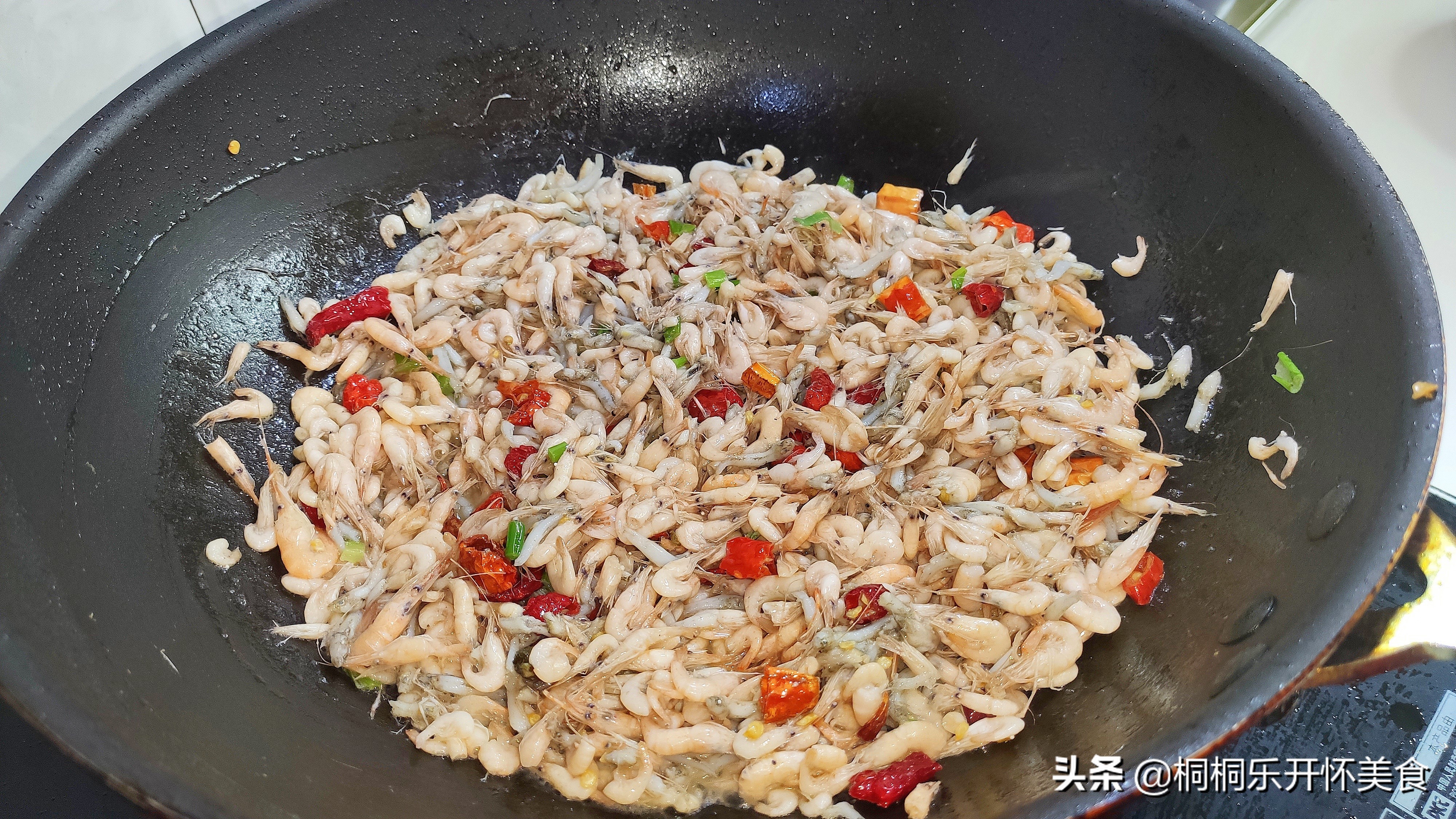 油炒河虾怎么炒能炒出酥脆的感觉,炒河虾怎么做不扎嘴