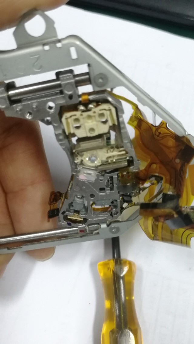 探究一下光驱的结构，垃圾桶捡了个废光驱，拆着研究一下。