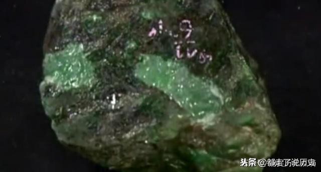 男子鉴定翡翠原石千万,鉴宝价值几亿的翡翠原石