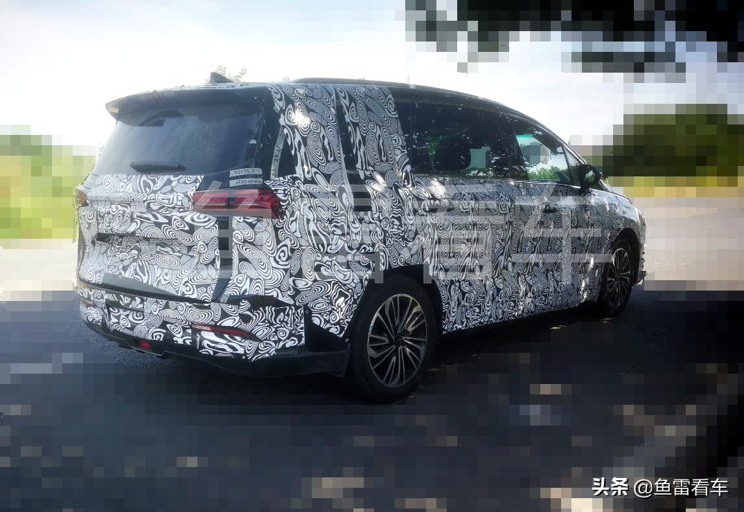 答案揭晓，竟是东风柳州全新MPV，前大灯比预想的还要出彩