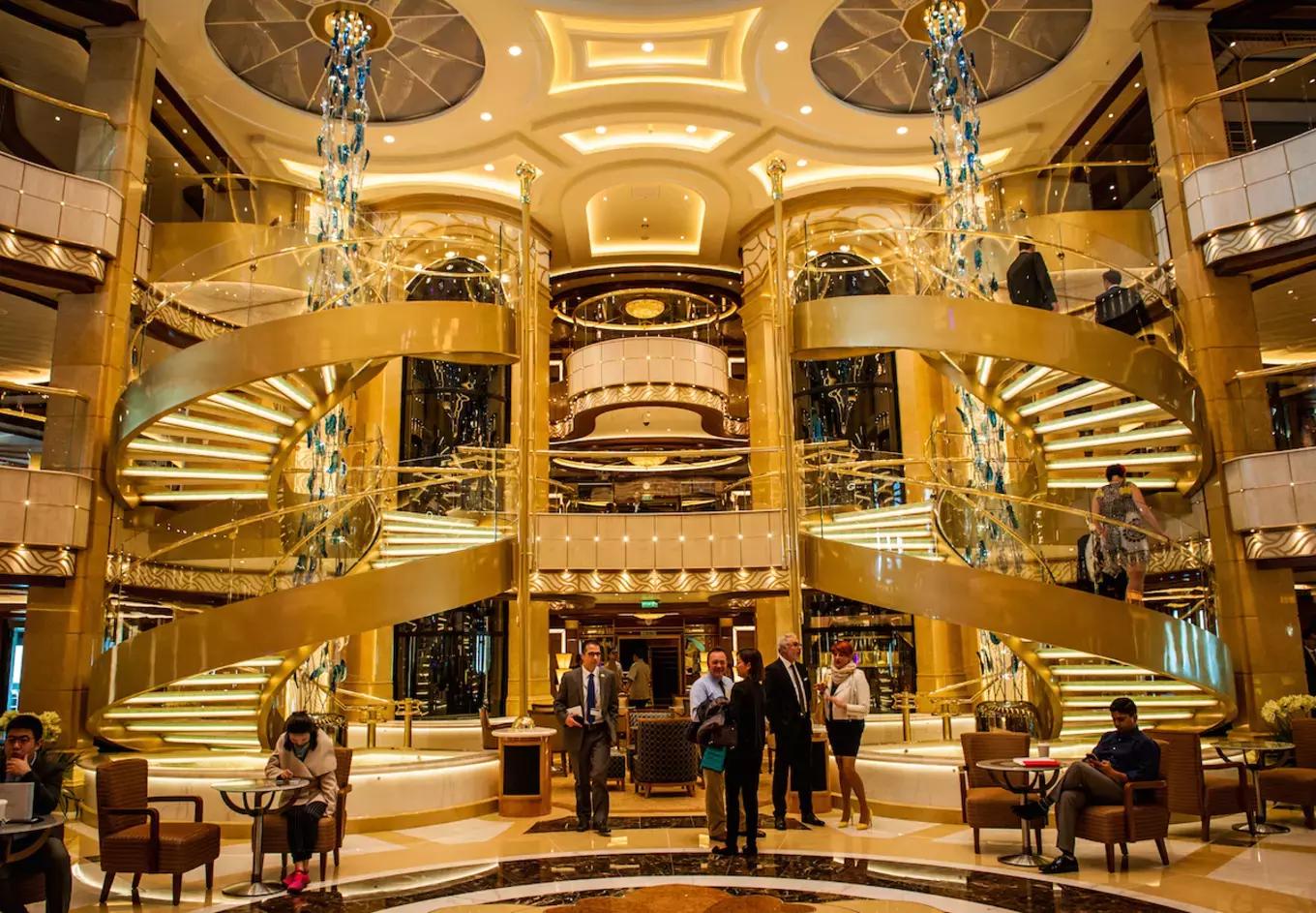 环球蜜月的小两口，免费上了一座价值8亿欧元的邮轮