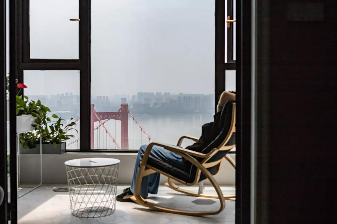 「恋·家」生活不需要太空旷，于是他们决定把家“变挤”