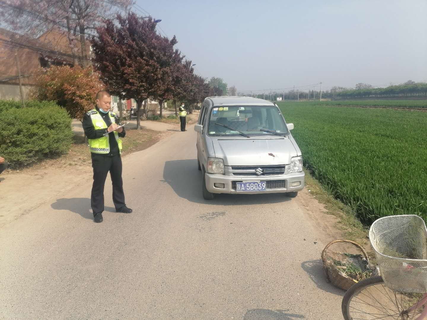 一张流程图既方便了群众又提升了效率西安临潼交警李晓东自创的交通事故处置工作法一举两得