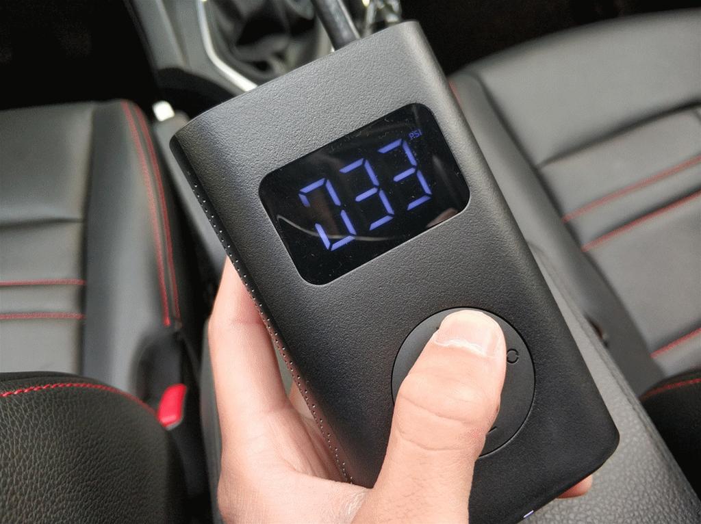 米家推出首款可以给汽车轮胎打气的设备，体积只有一个手机那么大