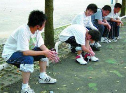 学校不让穿耐克鞋子进校,校长不让孩子穿耐克