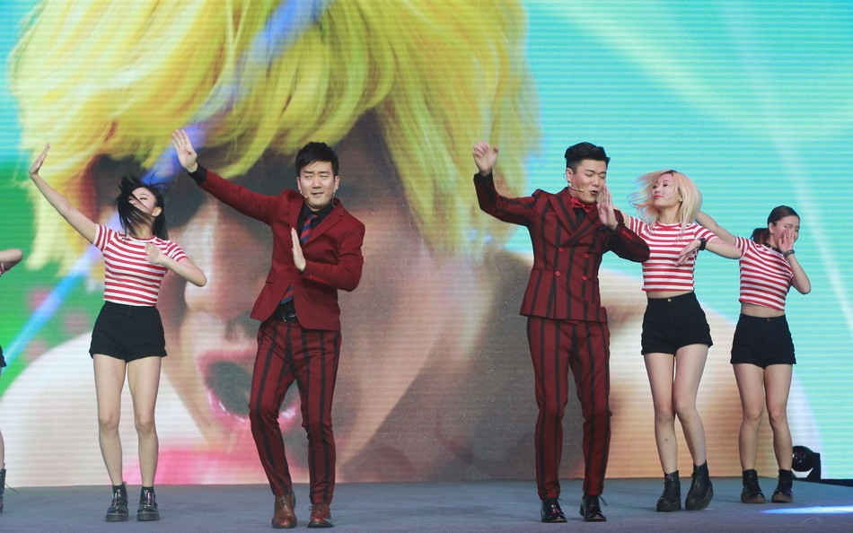 筷子兄弟小苹果舞,筷子兄弟在舞台上跳小苹果