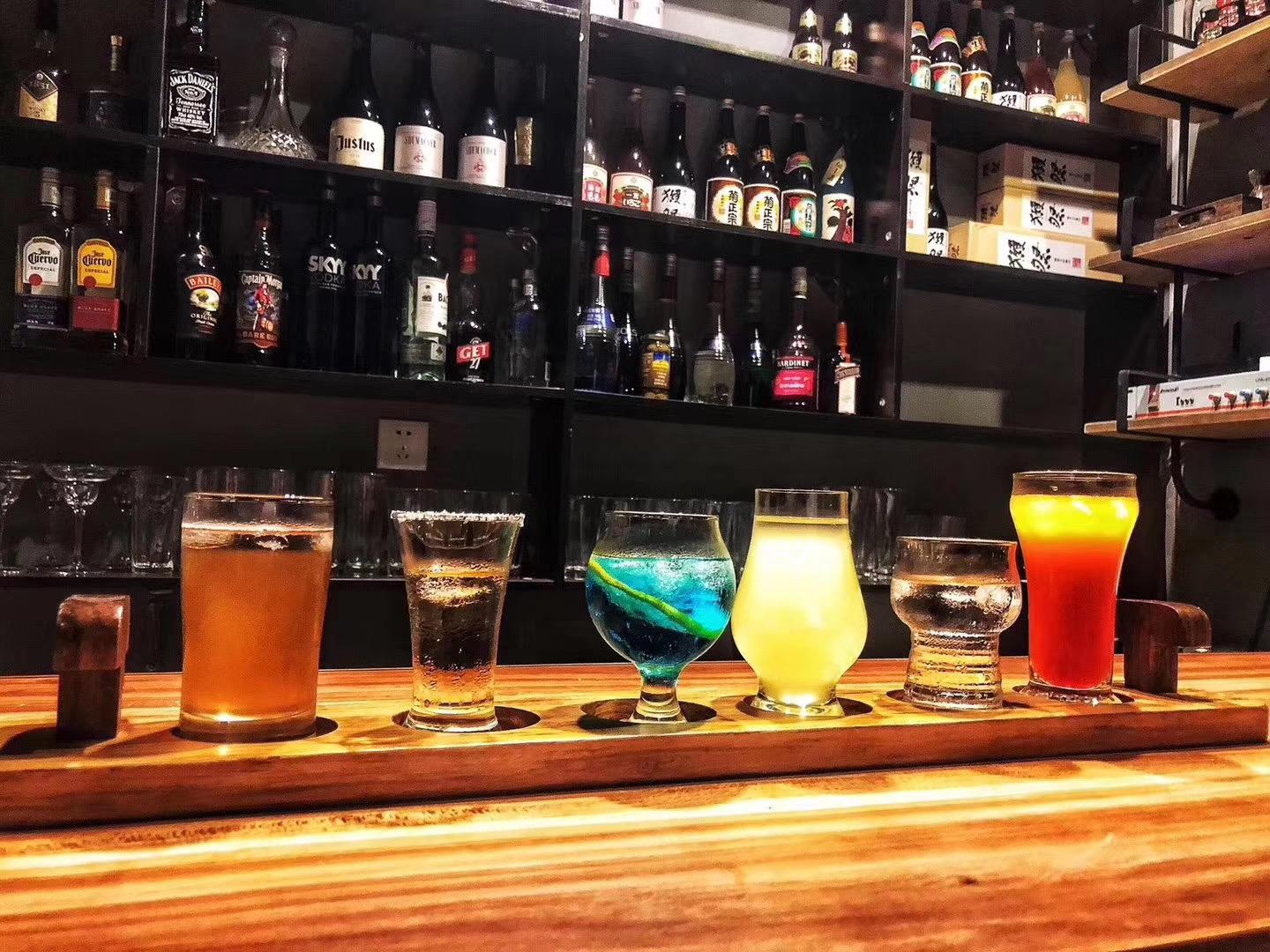 女的爱喝烈酒，男的抱头痛哭—北海调酒师给我讲述他的“治疗史”