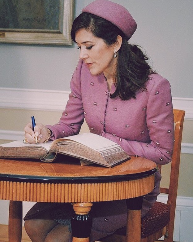 王室女性成员签名照：女王贵气，莱后最霸气，最优雅当属戴妃