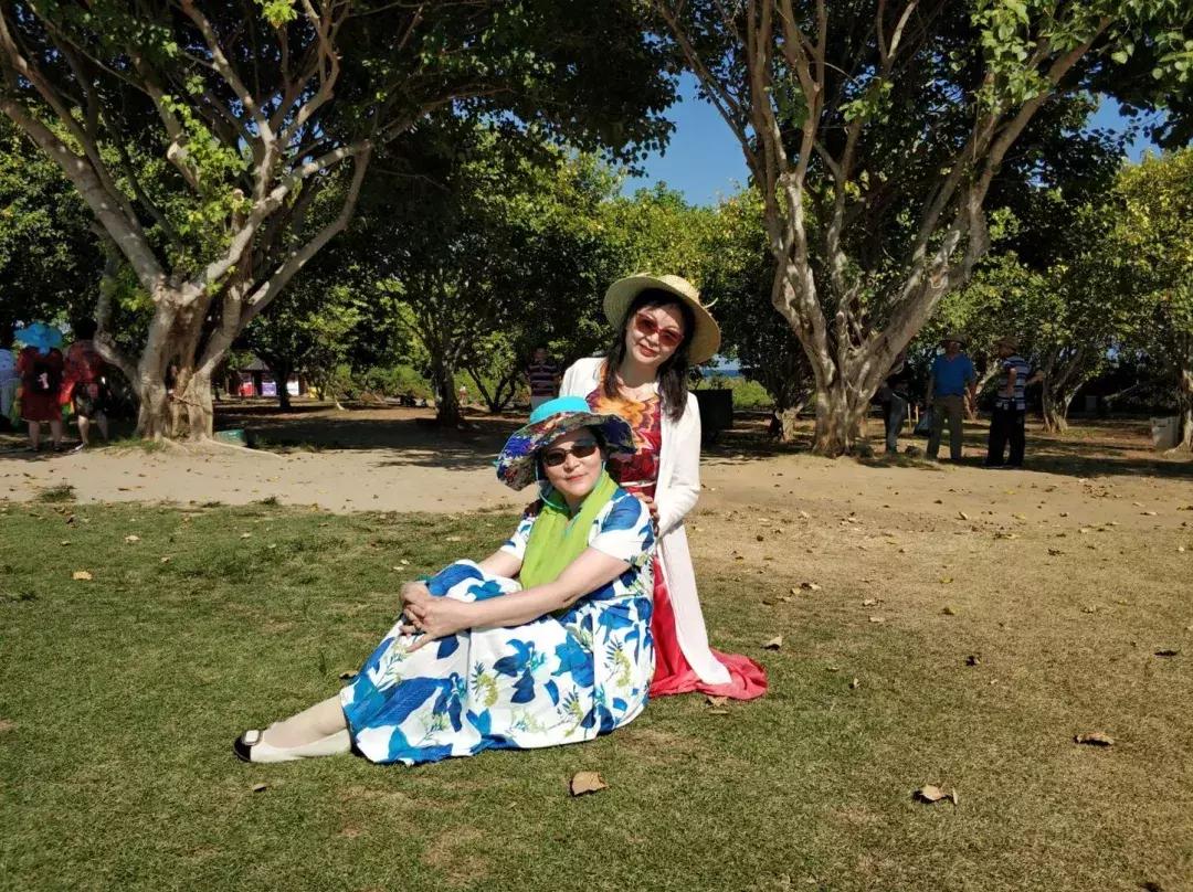 中国大妈旅游拍照姿势五角星,中年大妈拍照摆拍动作